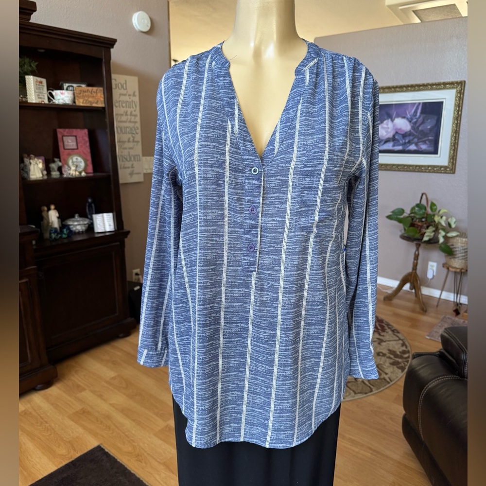 Boutique blue & white striped long sleeve Vneck blouse/size M